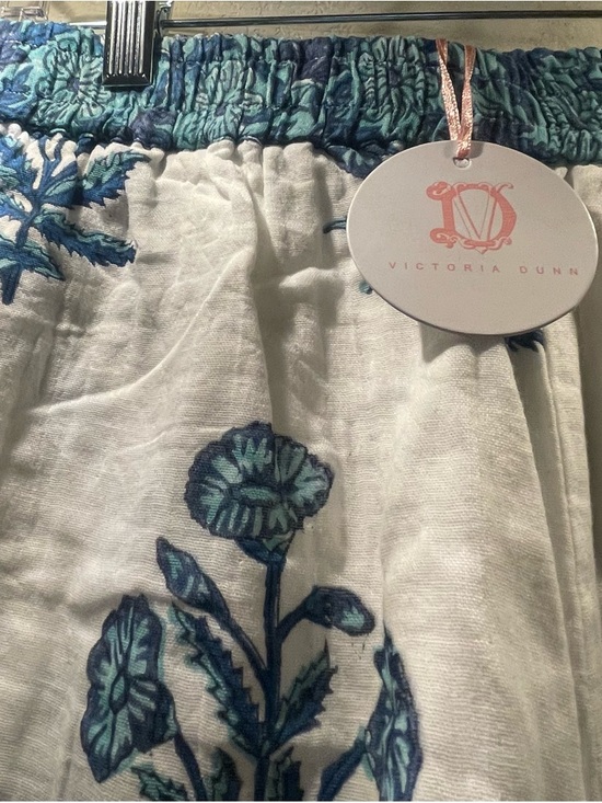 Victoria Dunn White Shorts with Blue Floral Print Size Large NWT - Picture 3 of 5